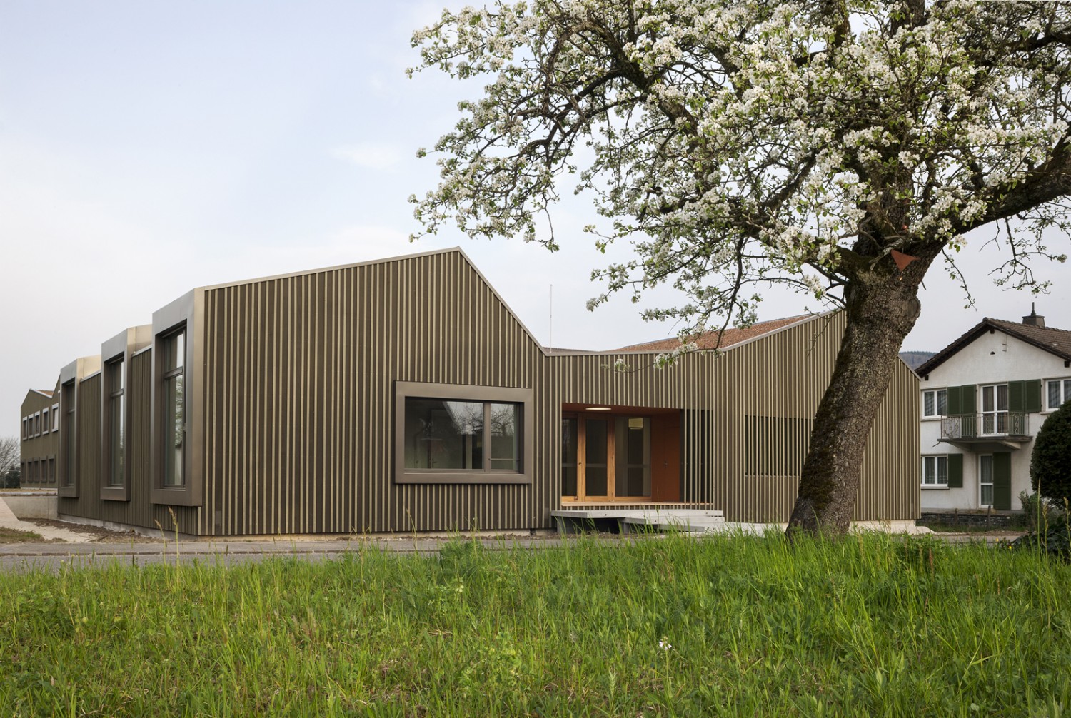 HUMMBURKART ARCHITEKTEN: Erweiterung Schulhaus mit Doppelkindergarten in Sisseln