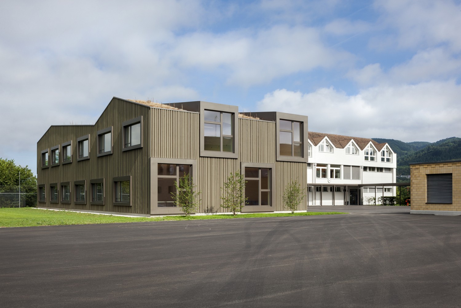 HUMMBURKART ARCHITEKTEN: Erweiterung Schulhaus mit Doppelkindergarten in Sisseln