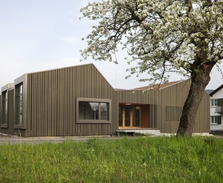 Hummburkart Architekten: Erweiterung Schulhaus mit Doppelkindergarten in Sisseln