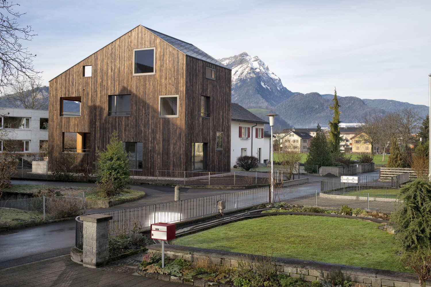 HUMMBURKART ARCHITEKTEN: Wohnhaus mit Einlieger- wohnung in Stans