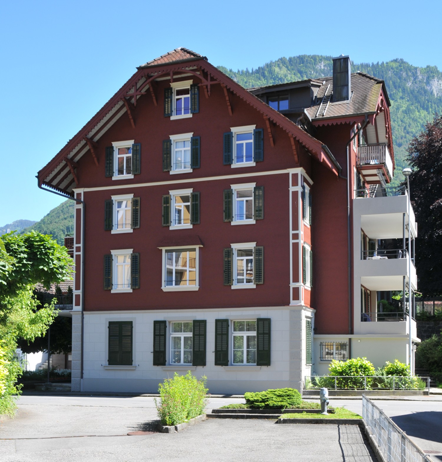 HUMMBURKART ARCHITEKTEN: Renovation Holzhaus Seeplatz in Buochs