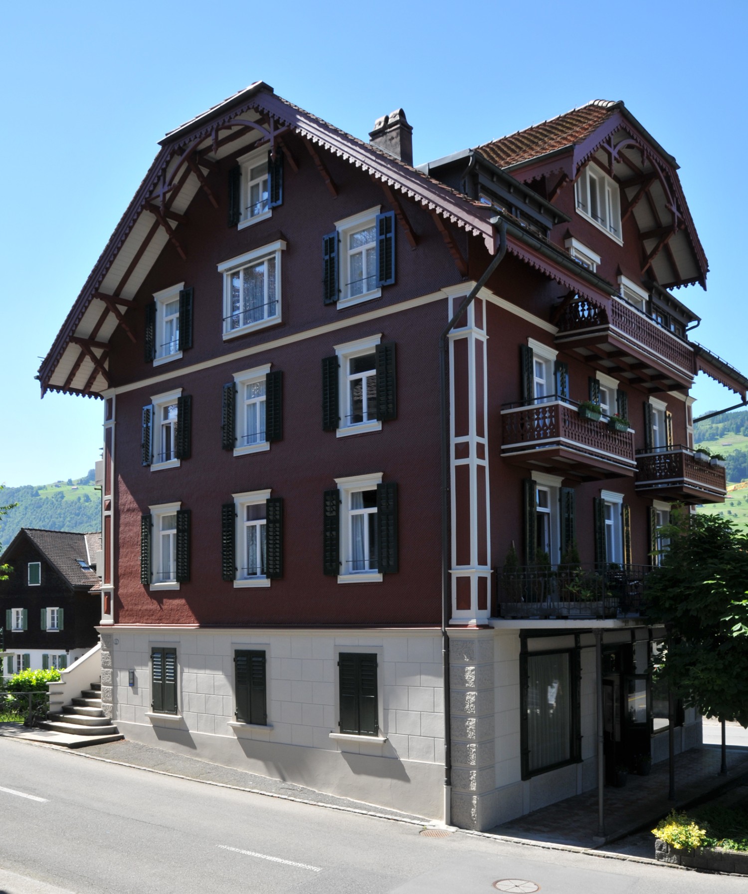 HUMMBURKART ARCHITEKTEN: Renovation Holzhaus Seeplatz in Buochs